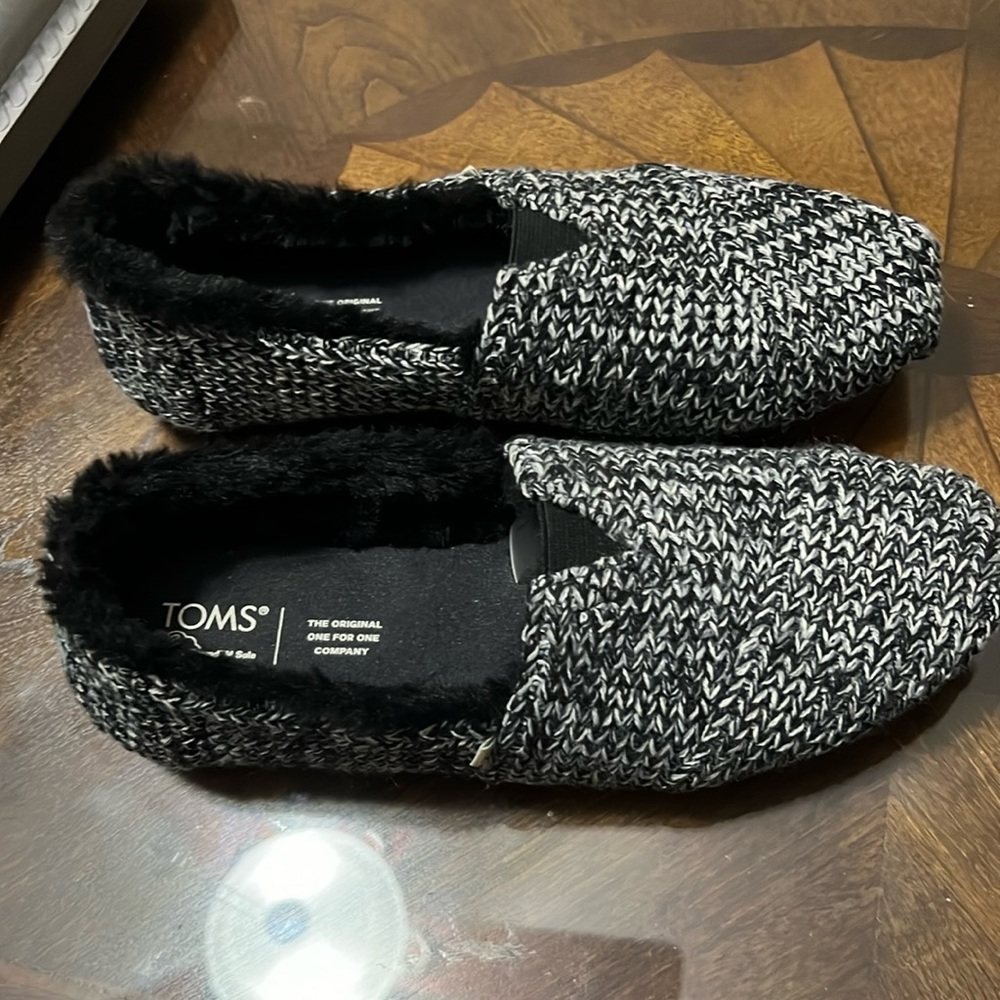 Toms sweater knit shoes. Black size 9